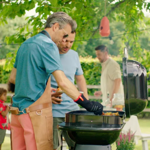 Twee mannen staan aan de Magnus Barbecue van Barbecook.
