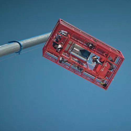 Een werkbak van een kraan langs vanonder.