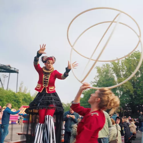 Entertainers aan het werk in Bellewaerde.