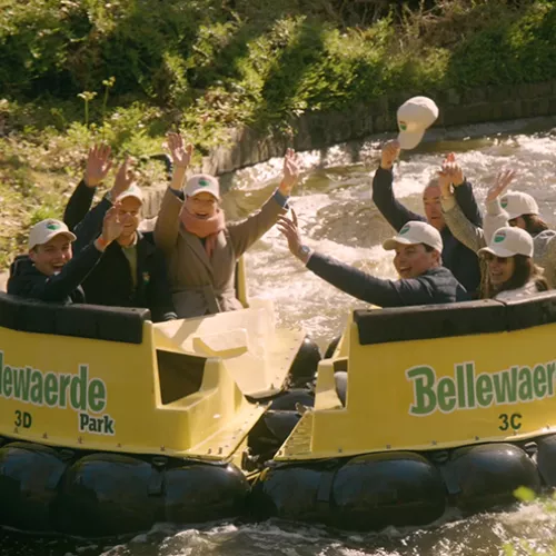 Een groepje mensen in een bootje van de Bengal Rapid River in Bellewaerde.