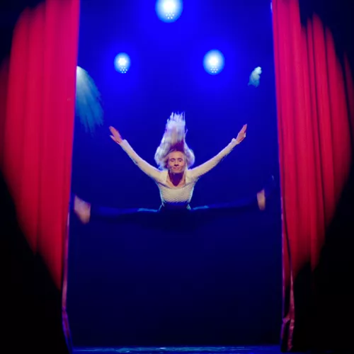 Jonge vrouw springt op een podium in Moorslede.