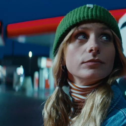 Een jonge vrouw is aan het rijden.