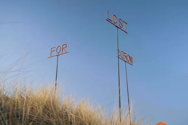 'Lost for Words', kunstwerk aan de kust van Blankenberge gemaakt door Driton Selmani voor Beaufort24.