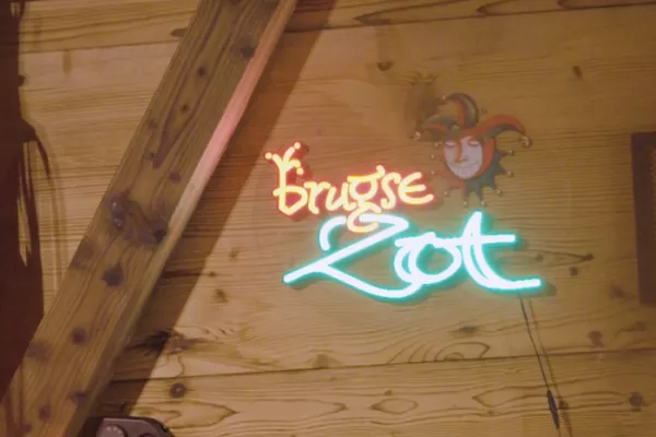 Brugse Zot logo aan muur