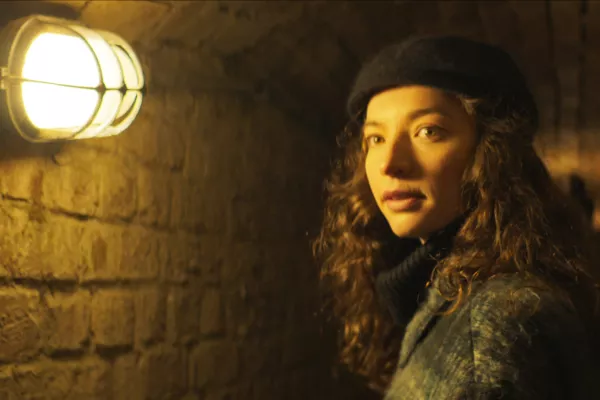 Een meisje staat in de gangen van een bunker in Raversyde.