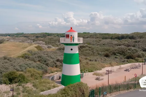 Twee meisjes op de vuurtoren in De Haan, ze kijken naar de horizon.