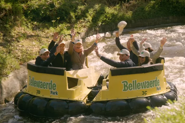 Werknemers DV Fresh in een bootje van de Bengal Rapid River in Bellewaerde.