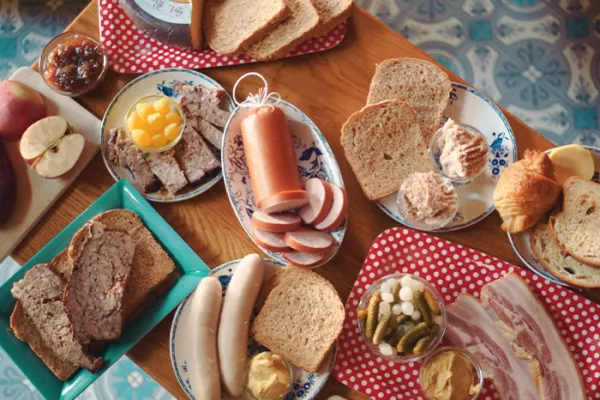 Een tafel gevuld met lekkers uit de Westhoek.
