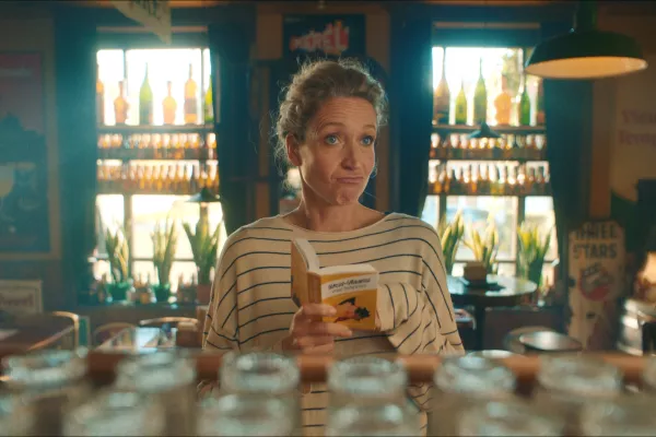 Cath Luyten in een West-Vlaams café.