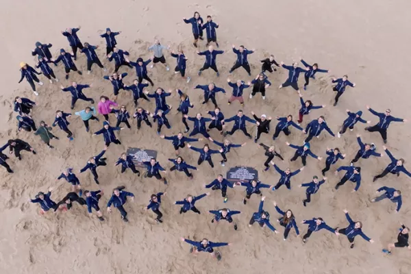 Topshot van Elicio werknemers op het strand.