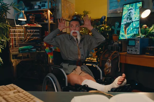 Ontdekkingsreiziger Tina van de Jungle Mission uit Bellewaerde zit in een bunker in haar rolstoel. Ze trekt gekke bekken.