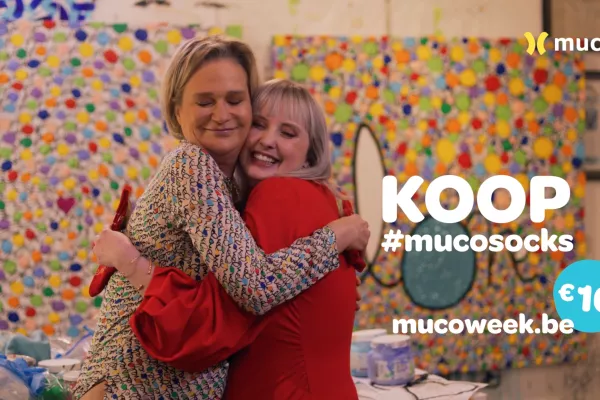 Prinses Delphine van Saksen-Coburg knuffelt met muco-patiënt Demi.