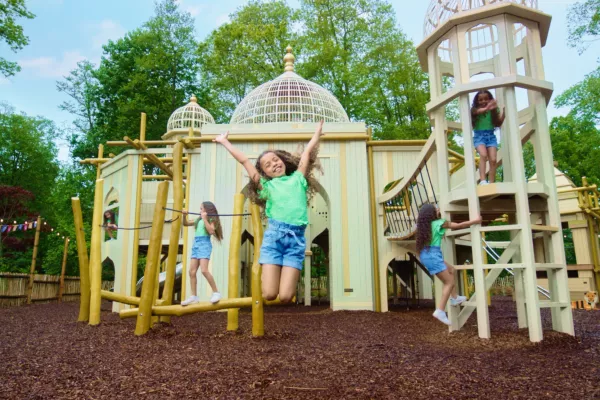 Een meisje springt de lucht in. Ze staat in de Hampi Playground in Bellewaerde.