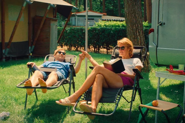 Een koppel geniet van hun vakantie op een kamping in Vlaanderen.