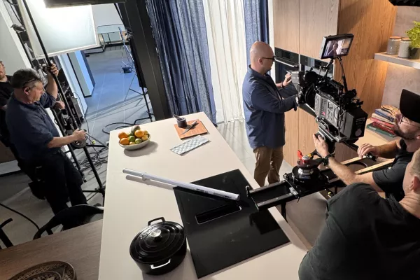 Onze crew voor deze MATEXPO video staat in de regen voor enkele machines.