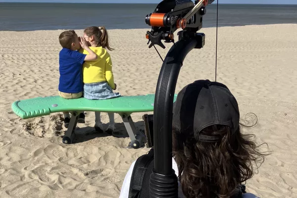Cameraman filmt 2 kindjes aan het strand.