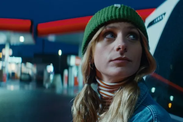 Een jonge vrouw is aan het rijden.