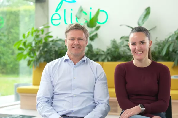 De CEO en een medewerkster van Elicio