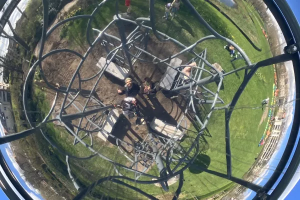 View van onder de Gazing Ball van Lucy en Jorge Orta, kunstwerk voor Beaufort24.