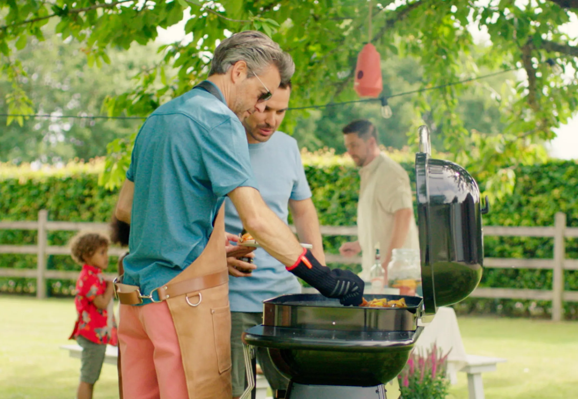 Twee mannen staan aan de Magnus Barbecue van Barbecook.