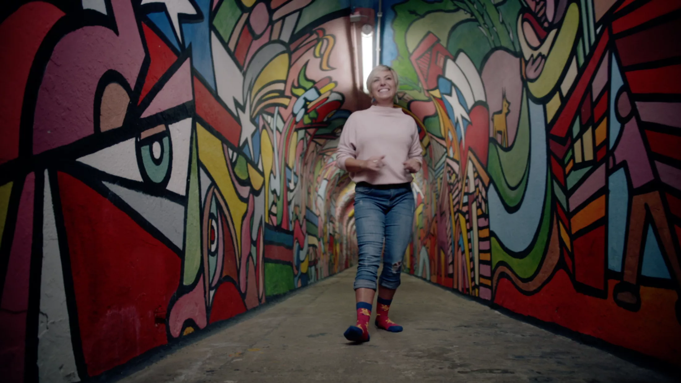 Een muco-patiënt is aan het shuffelen.