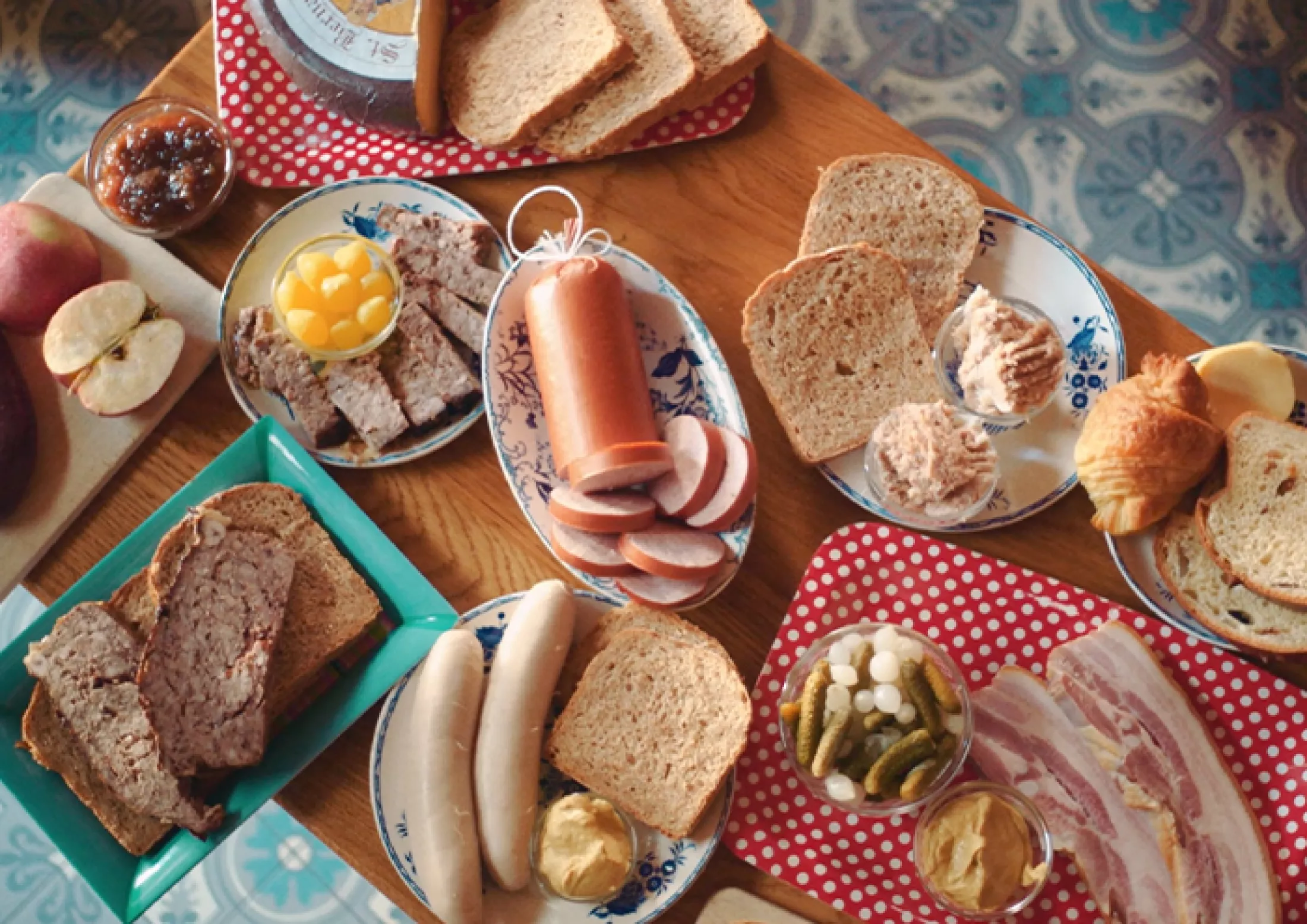 Een tafel gevuld met lekkers uit de Westhoek.