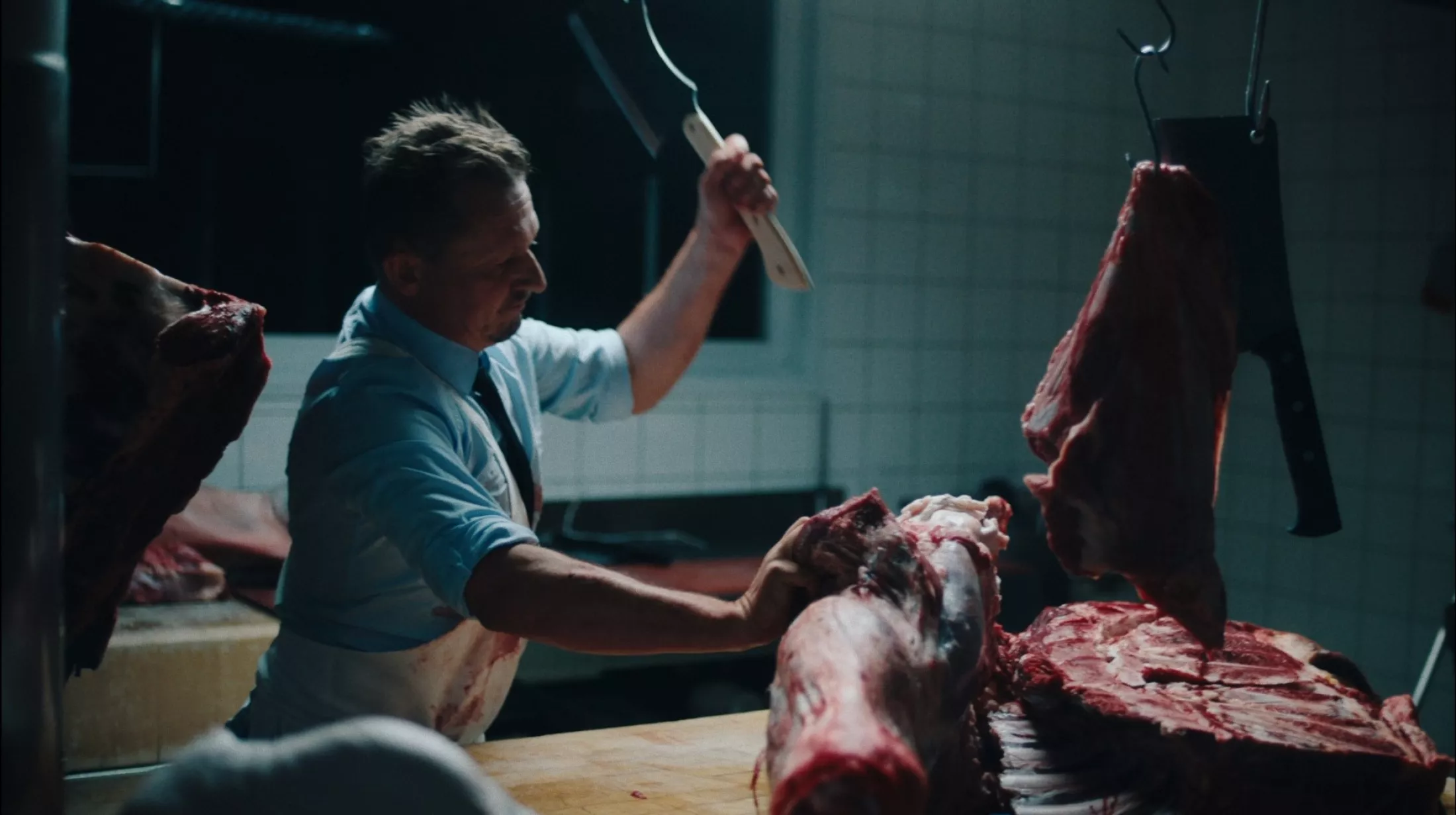 Hendrik Dierendonck is vlees aan het snijden.