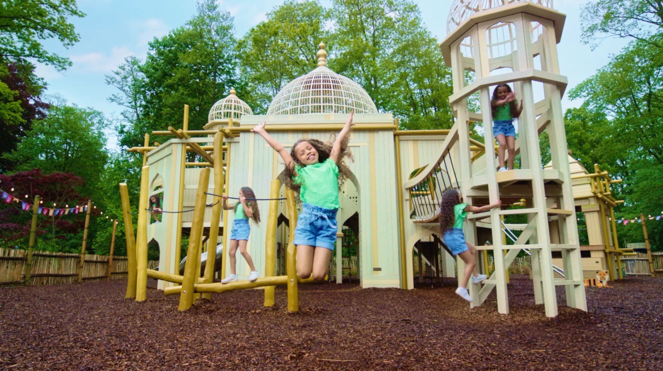 Een meisje springt de lucht in. Ze staat in de Hampi Playground in Bellewaerde.
