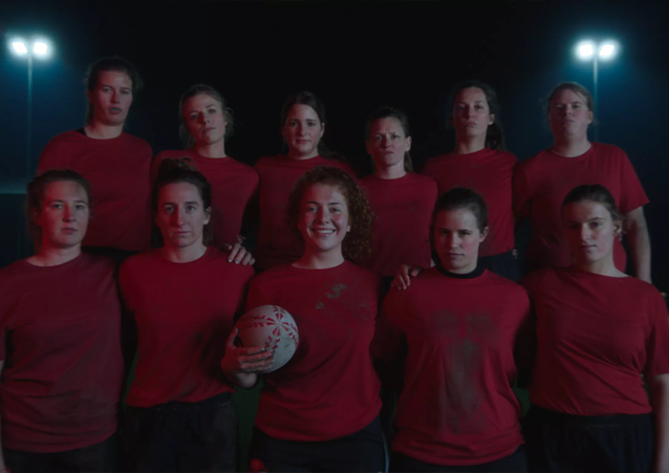 Het rugby damesteam van Roeselare voor een spot van Solidaris.