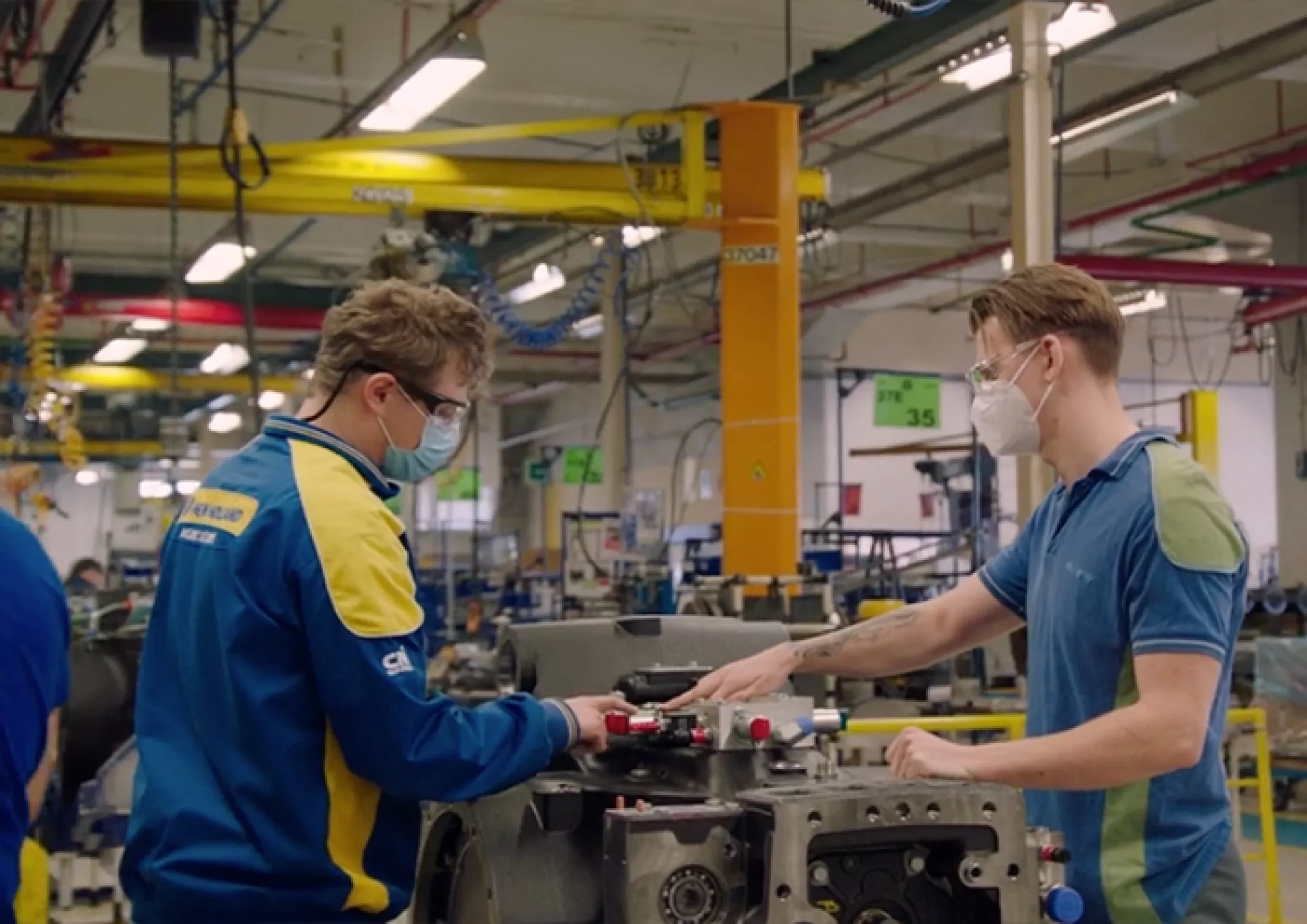 Twee werknemers van CNH aan het werk