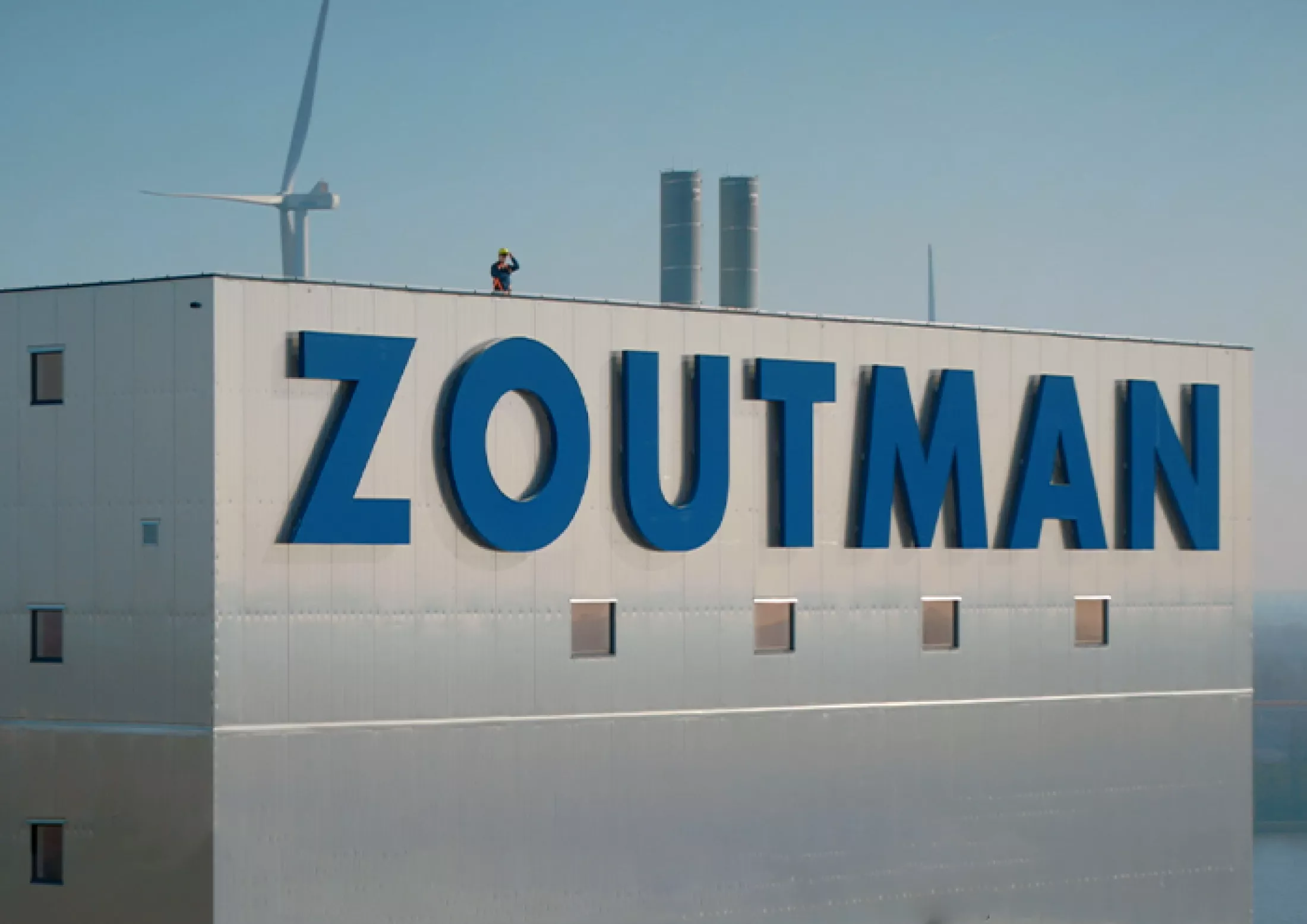Werknemer ZOUTMAN staat op de zouttoren in Gent.