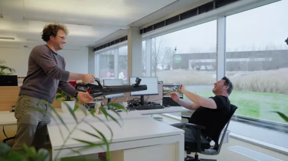 Elicio werknemer richt bladblazer op collega