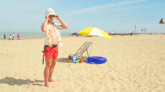 Coussée werknemer op het strand