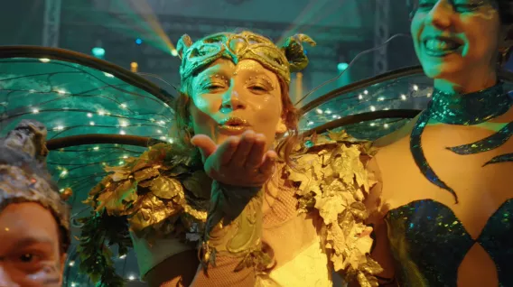 Fee smijt een handzoentje naar de camera