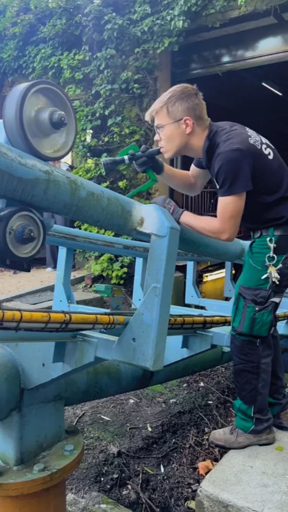 Technieker werkt aan de Boomerang in Bellewaerde.
