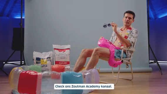 Een man geniet in een studio van een voetbadje