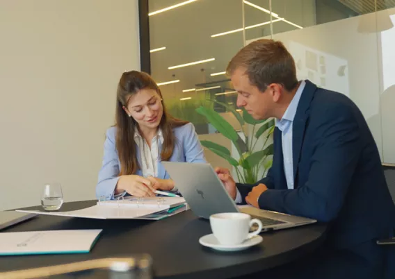 Twee werknemers Strategica aan het werk