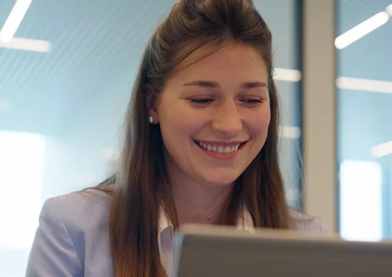 Werkneemster Strategica aan het werk