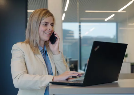 Werkneemster Strategica aan het werk