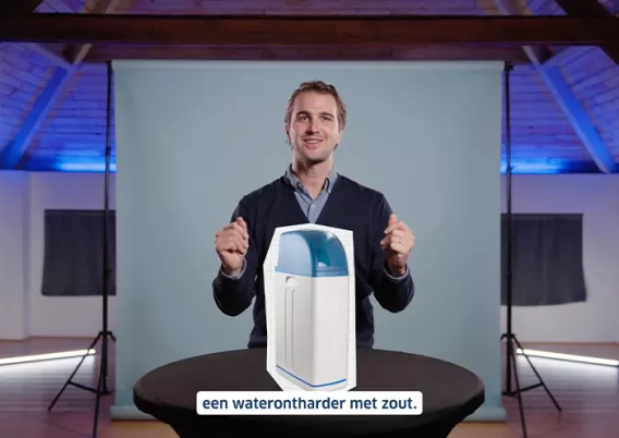 Een werknemer van Zoutman toont een waterontharder