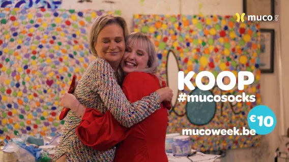 Prinses Delphine van Saksen-Coburg knuffelt met muco-patiënt Demi.