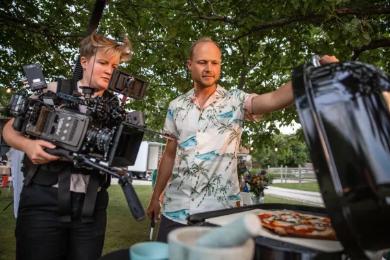 Magnus van Barbecook wordt gefilmd.