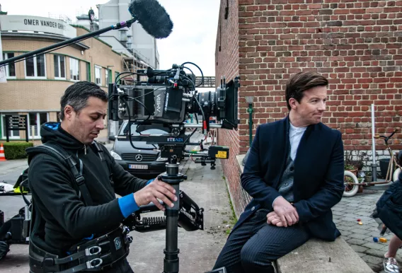 Acteur en cameraman staan klaar voor opnames.