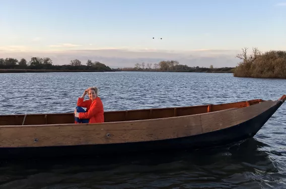 Cath Luyten in een boot op een meer.