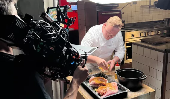 Chef Timon Michiels aan het werk in Carcasse.