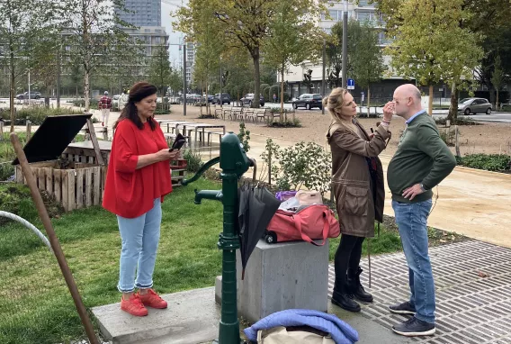 Een make-up artieste is een acteur aan het schminken.