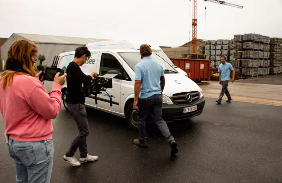 De crew is buiten op een Coussée werf aan het filmen.