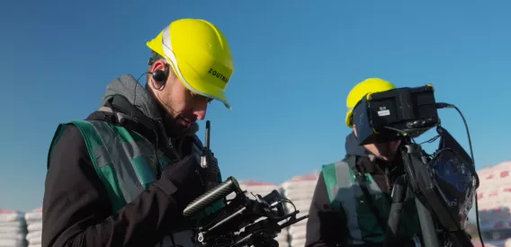 Crewleden kijken op monitors.