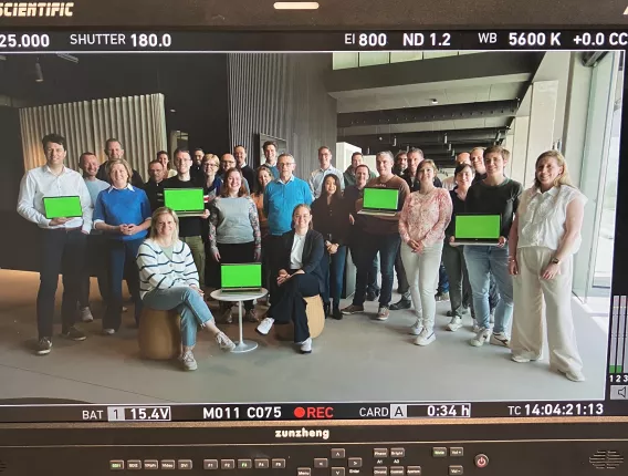 Het hele team van Linum poseert voor de camera.