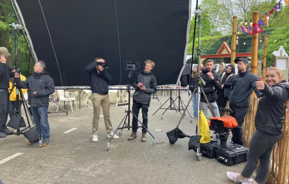 Filmcrew staat in Bellewaerde bij een gigantische opstelling.
